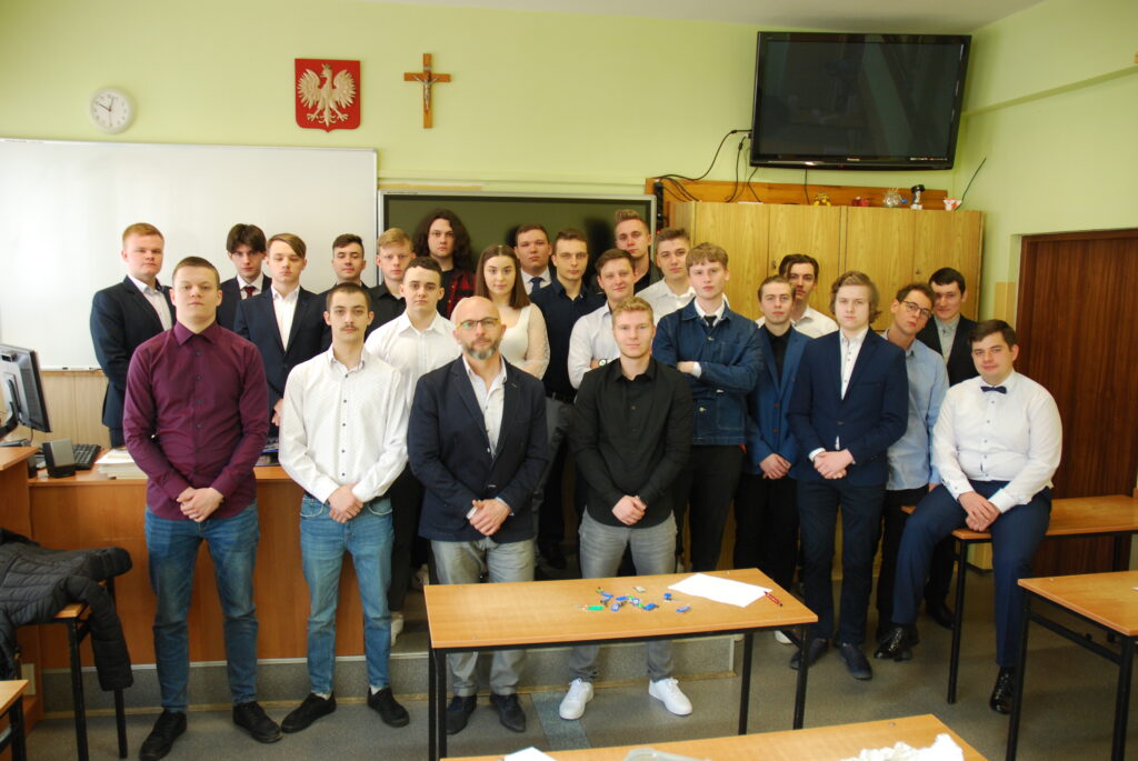 Klasa 4TE wraz z wychowawcą