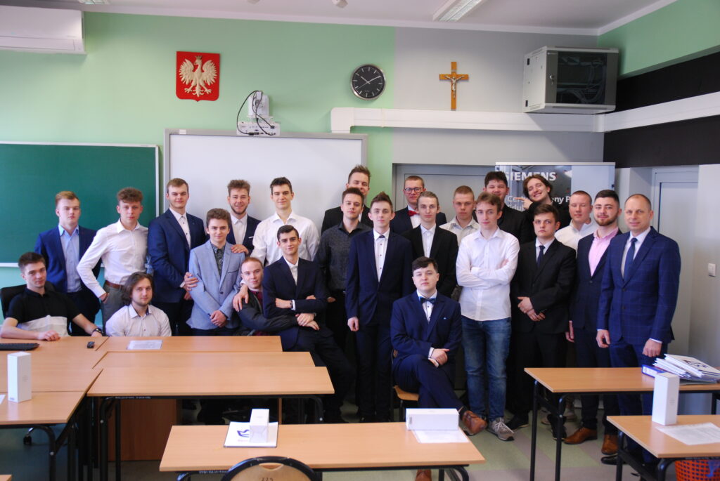 Klasa 4TC wraz z wychowawcą