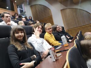 Uczniowie T1 w trakcie prelekcj